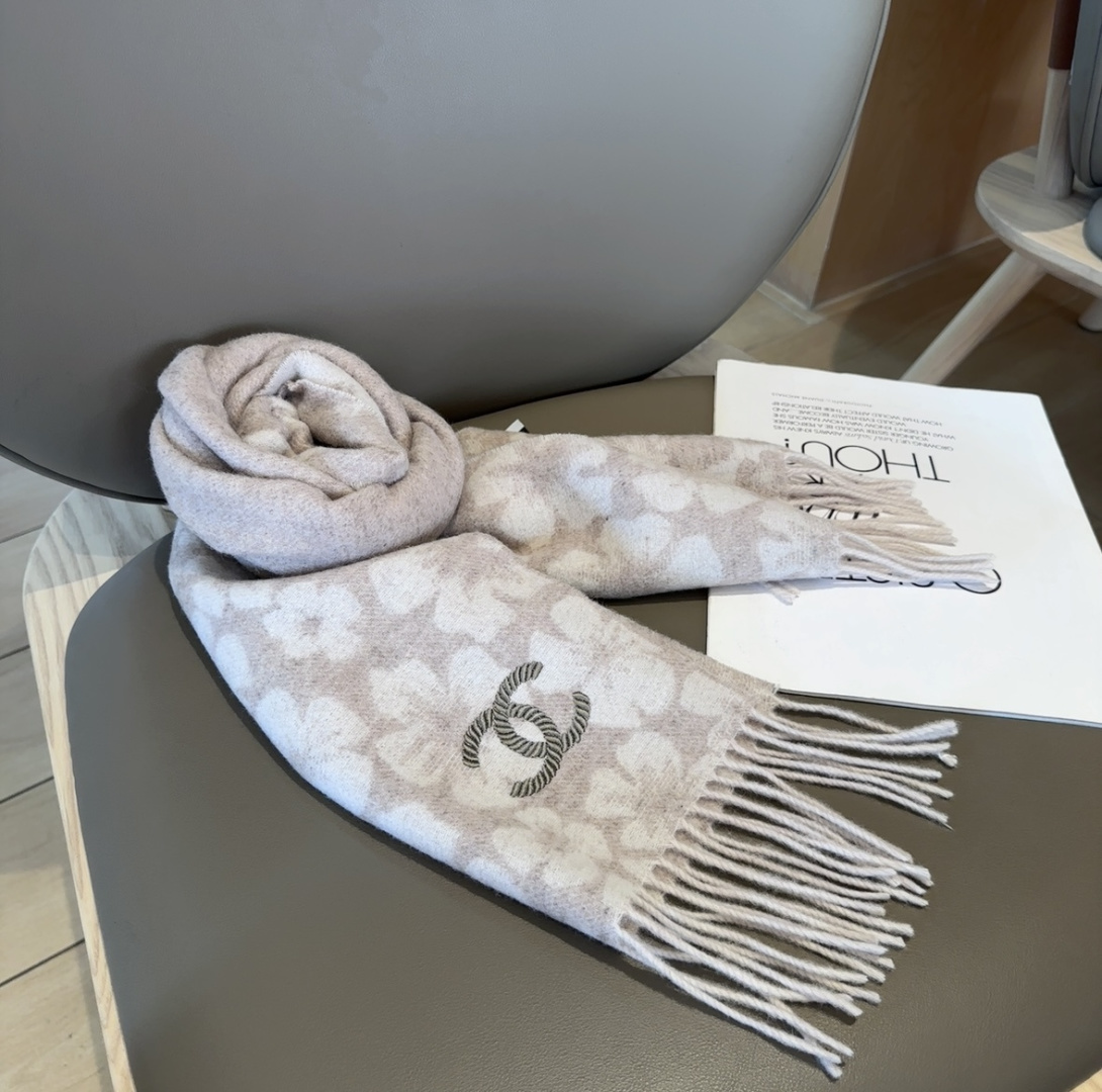 上新！2025秋冬香奈儿男女同款，同步，高端羊绒针织围巾！ 可正式，可随意，非常Classical的设计