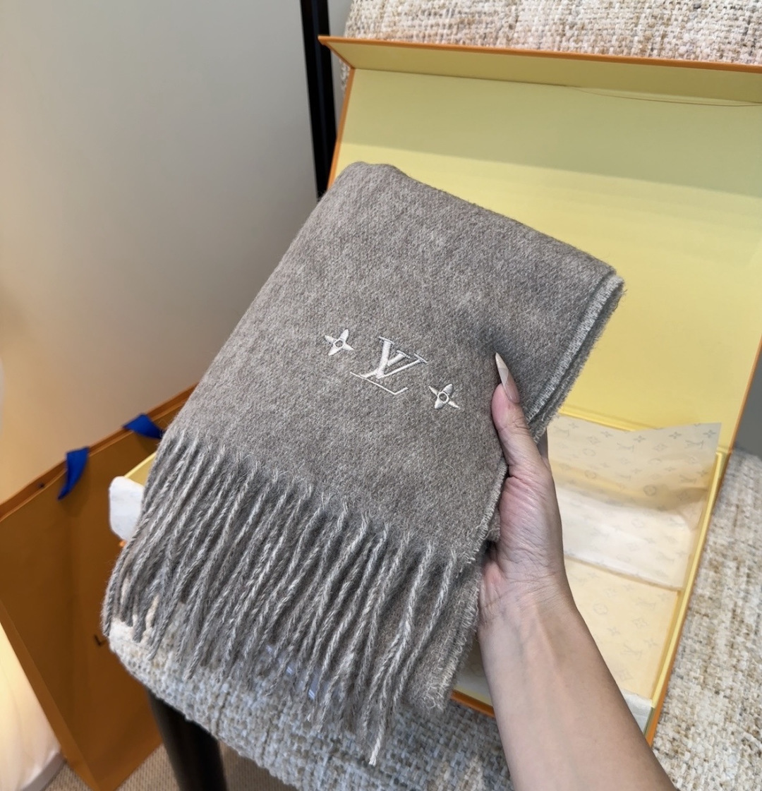 Lv围巾❗️好看的要疯掉了，太有型太有魅力了❗️❗️非常斯文时尚的秋冬单品！真的很喜欢，非常Classi