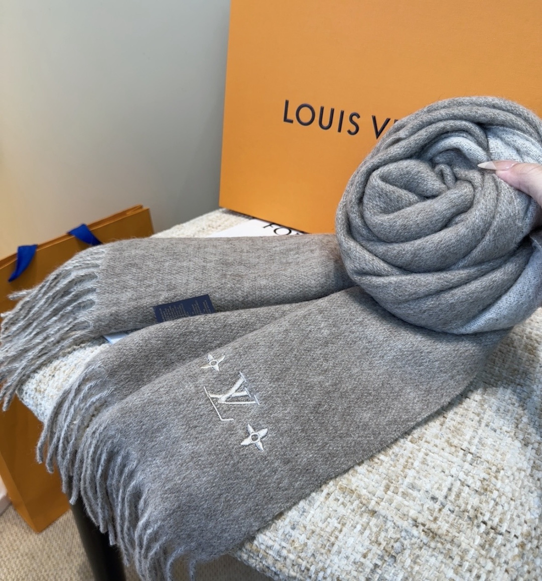 Lv围巾❗️好看的要疯掉了，太有型太有魅力了❗️❗️非常斯文时尚的秋冬单品！真的很喜欢，非常Classi