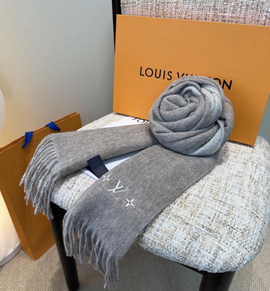 Lv围巾❗️好看的要疯掉了，太有型太有魅力了❗️❗️非常斯文时尚的秋冬单品！真的很喜欢，非常Classi