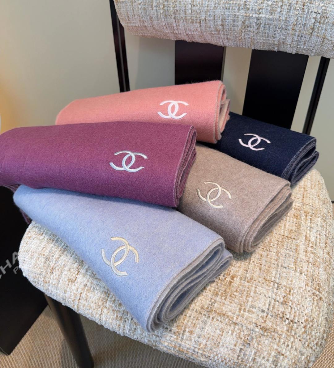 香奈儿围巾❗️好看的要疯掉了，太有型太有魅力了❗️❗️非常斯文时尚的秋冬单品！真的很喜欢，非常Class