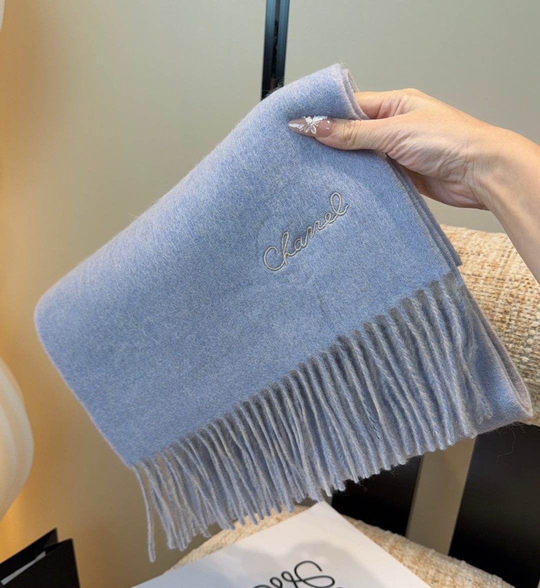 香奈儿围巾❗️好看的要疯掉了，太有型太有魅力了❗️❗️非常斯文时尚的秋冬单品！真的很喜欢，非常Class