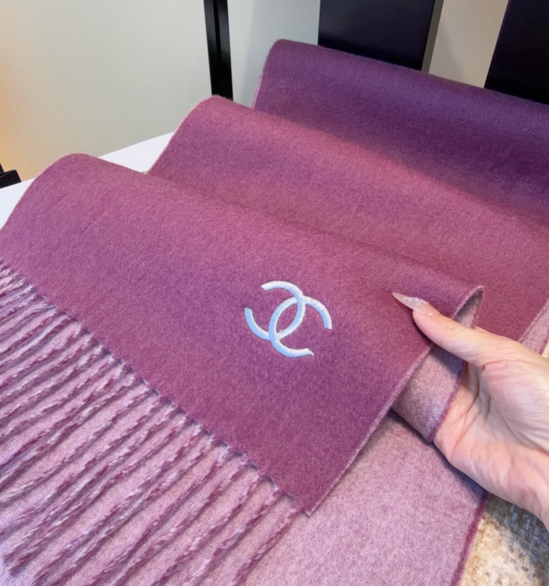 香奈儿围巾❗️好看的要疯掉了，太有型太有魅力了❗️❗️非常斯文时尚的秋冬单品！真的很喜欢，非常Class