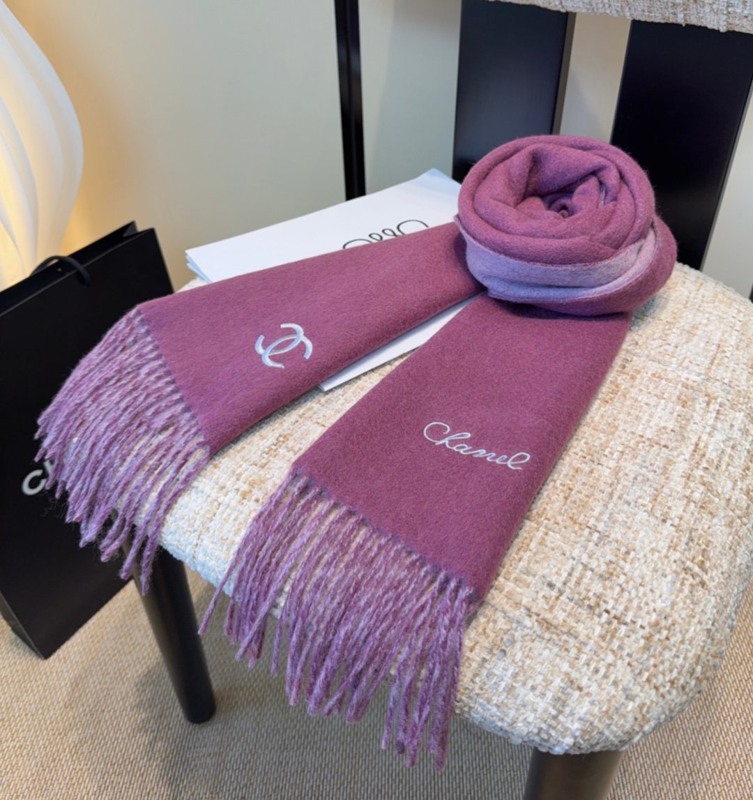 香奈儿围巾❗️好看的要疯掉了，太有型太有魅力了❗️❗️非常斯文时尚的秋冬单品！真的很喜欢，非常Class