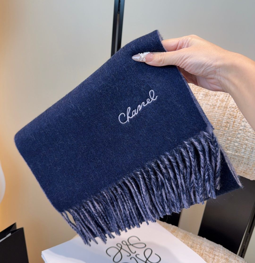 香奈儿围巾❗️好看的要疯掉了，太有型太有魅力了❗️❗️非常斯文时尚的秋冬单品！真的很喜欢，非常Class