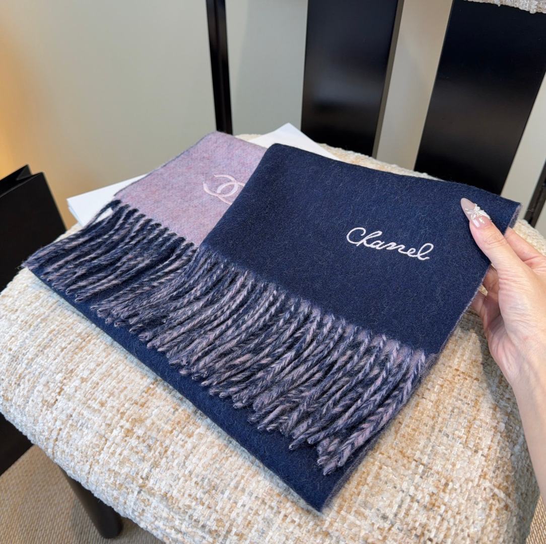 香奈儿围巾❗️好看的要疯掉了，太有型太有魅力了❗️❗️非常斯文时尚的秋冬单品！真的很喜欢，非常Class