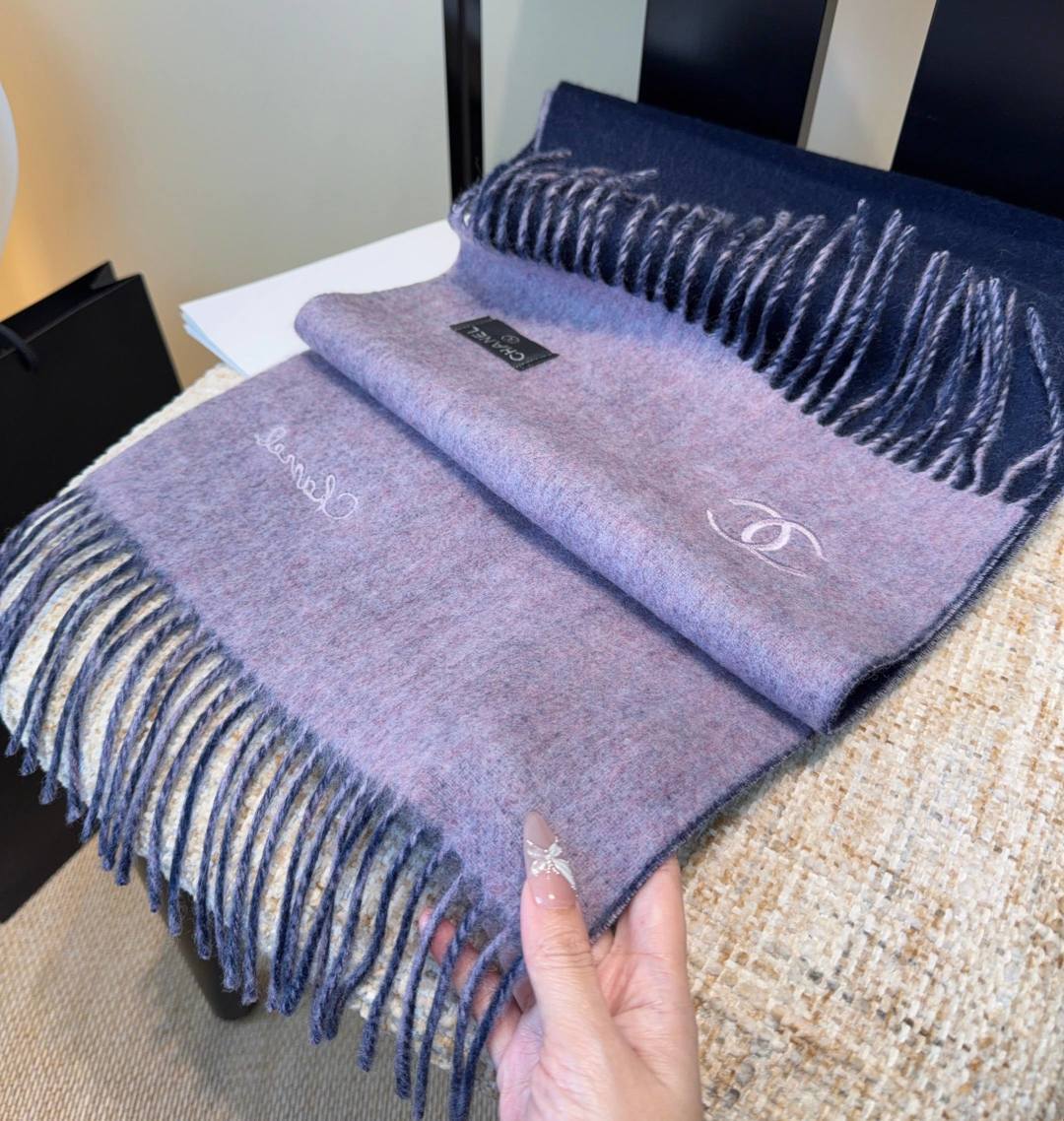 香奈儿围巾❗️好看的要疯掉了，太有型太有魅力了❗️❗️非常斯文时尚的秋冬单品！真的很喜欢，非常Class