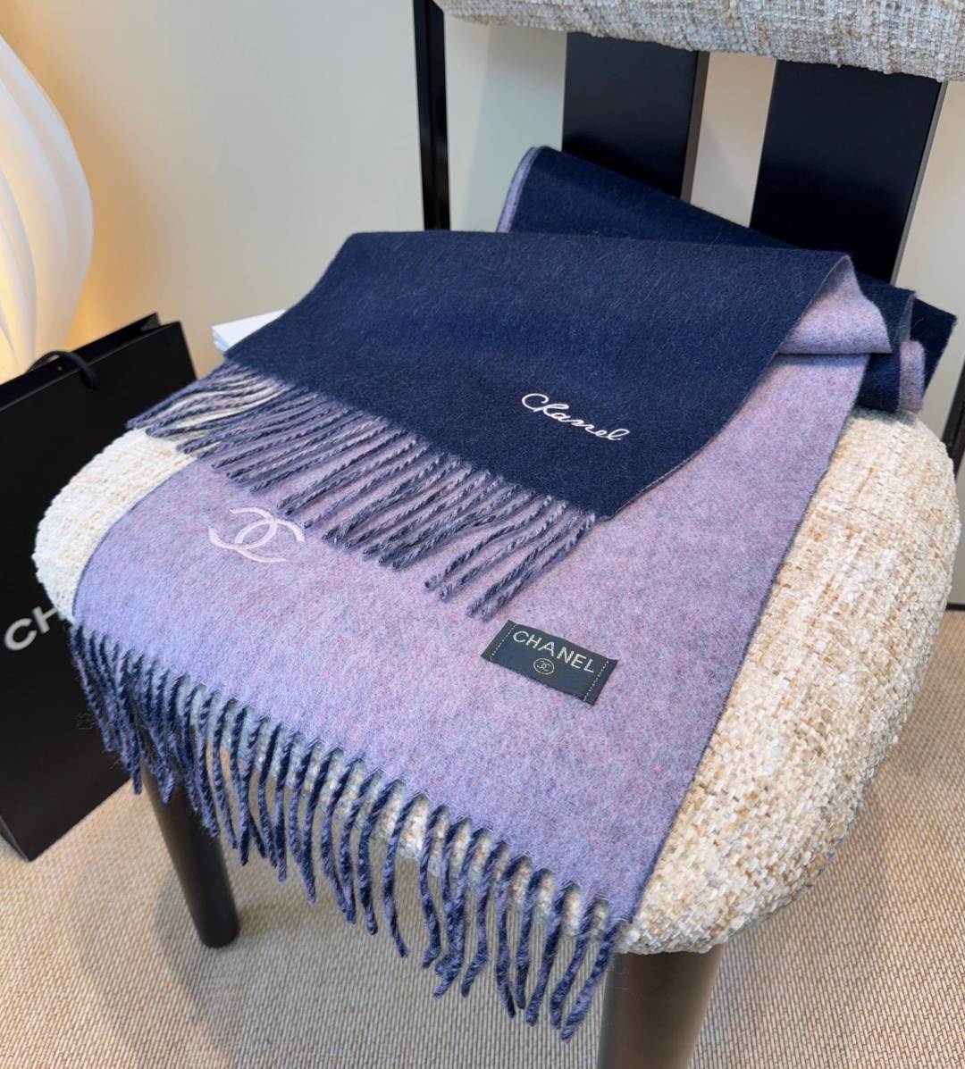 香奈儿围巾❗️好看的要疯掉了，太有型太有魅力了❗️❗️非常斯文时尚的秋冬单品！真的很喜欢，非常Class