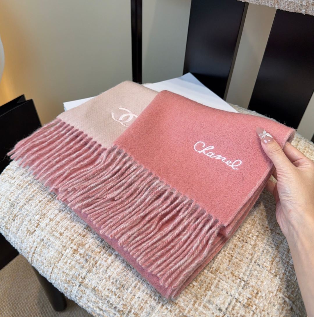 香奈儿围巾❗️好看的要疯掉了，太有型太有魅力了❗️❗️非常斯文时尚的秋冬单品！真的很喜欢，非常Class