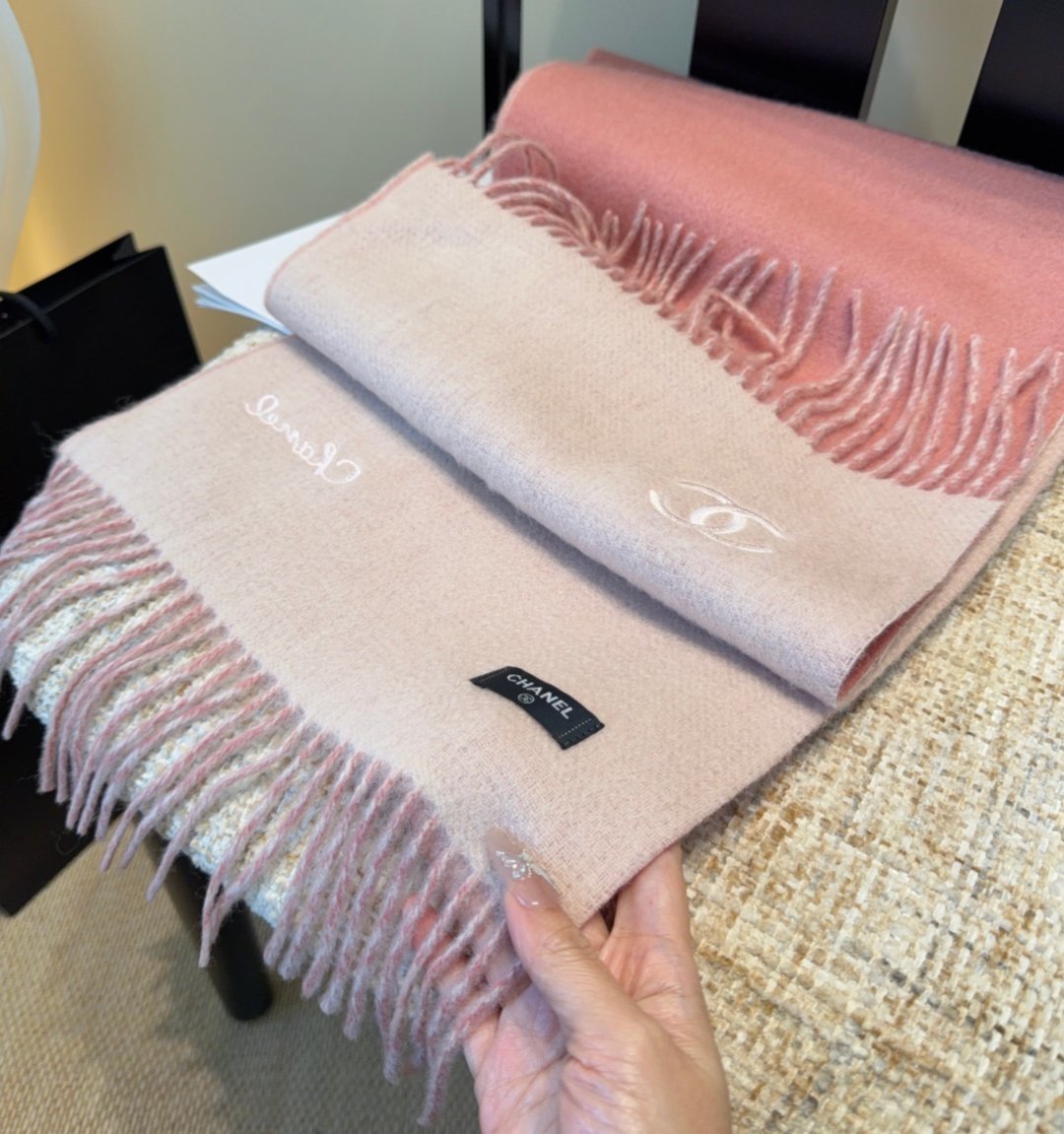 香奈儿围巾❗️好看的要疯掉了，太有型太有魅力了❗️❗️非常斯文时尚的秋冬单品！真的很喜欢，非常Class