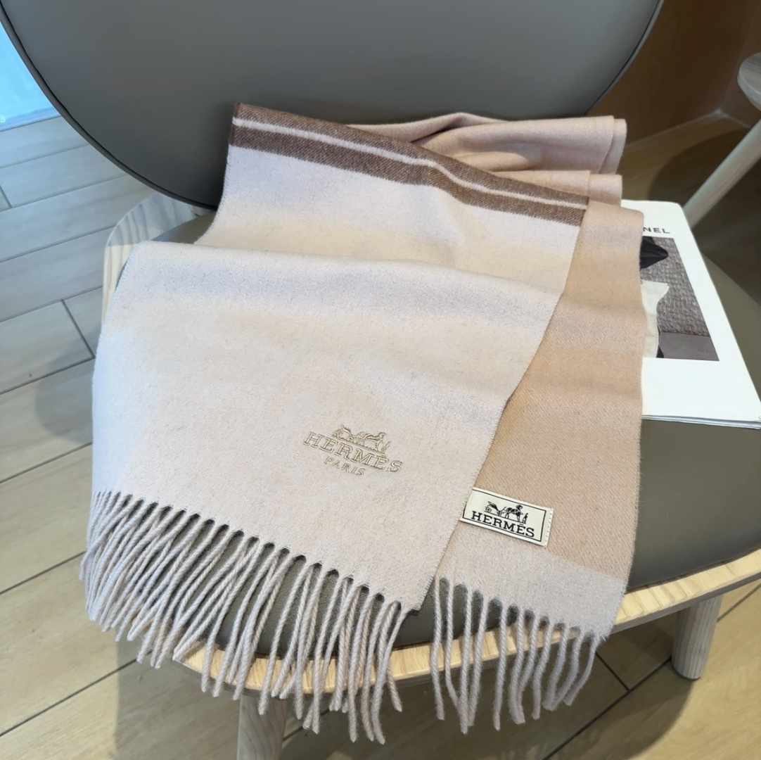 2025年Hermes · 爱马仕，难得一见的温柔配色，低调又不失优雅❗️】重点推荐❗️双边配色，一条围