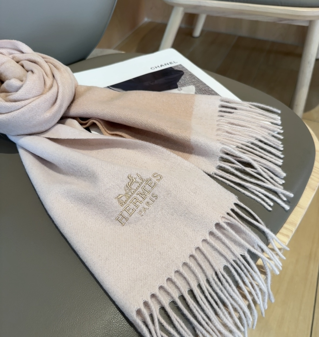 2025年Hermes · 爱马仕，难得一见的温柔配色，低调又不失优雅❗️】重点推荐❗️双边配色，一条围