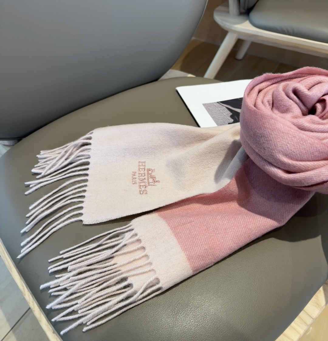 2025年Hermes · 爱马仕，难得一见的温柔配色，低调又不失优雅❗️】重点推荐❗️双边配色，一条围