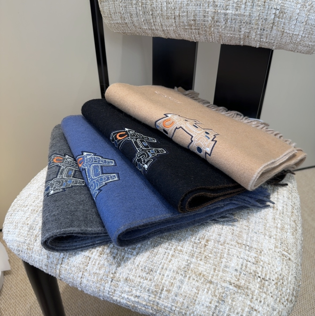 2025爱马仕官网同步，难得一见的温柔配色，低调又不失优雅❗️】重点推荐❗️双边配色，一条围巾两种风格搭