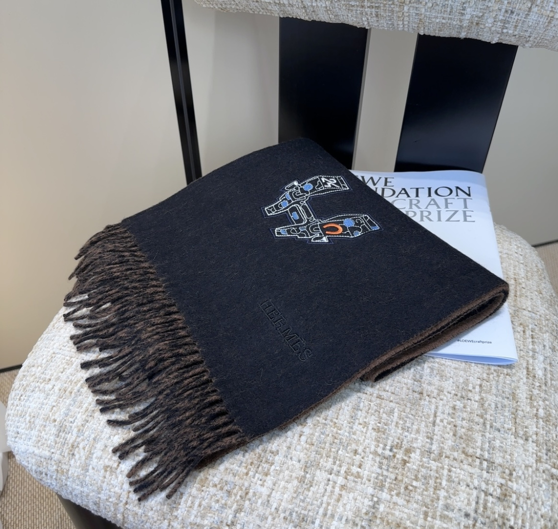 2025爱马仕官网同步，难得一见的温柔配色，低调又不失优雅❗️】重点推荐❗️双边配色，一条围巾两种风格搭