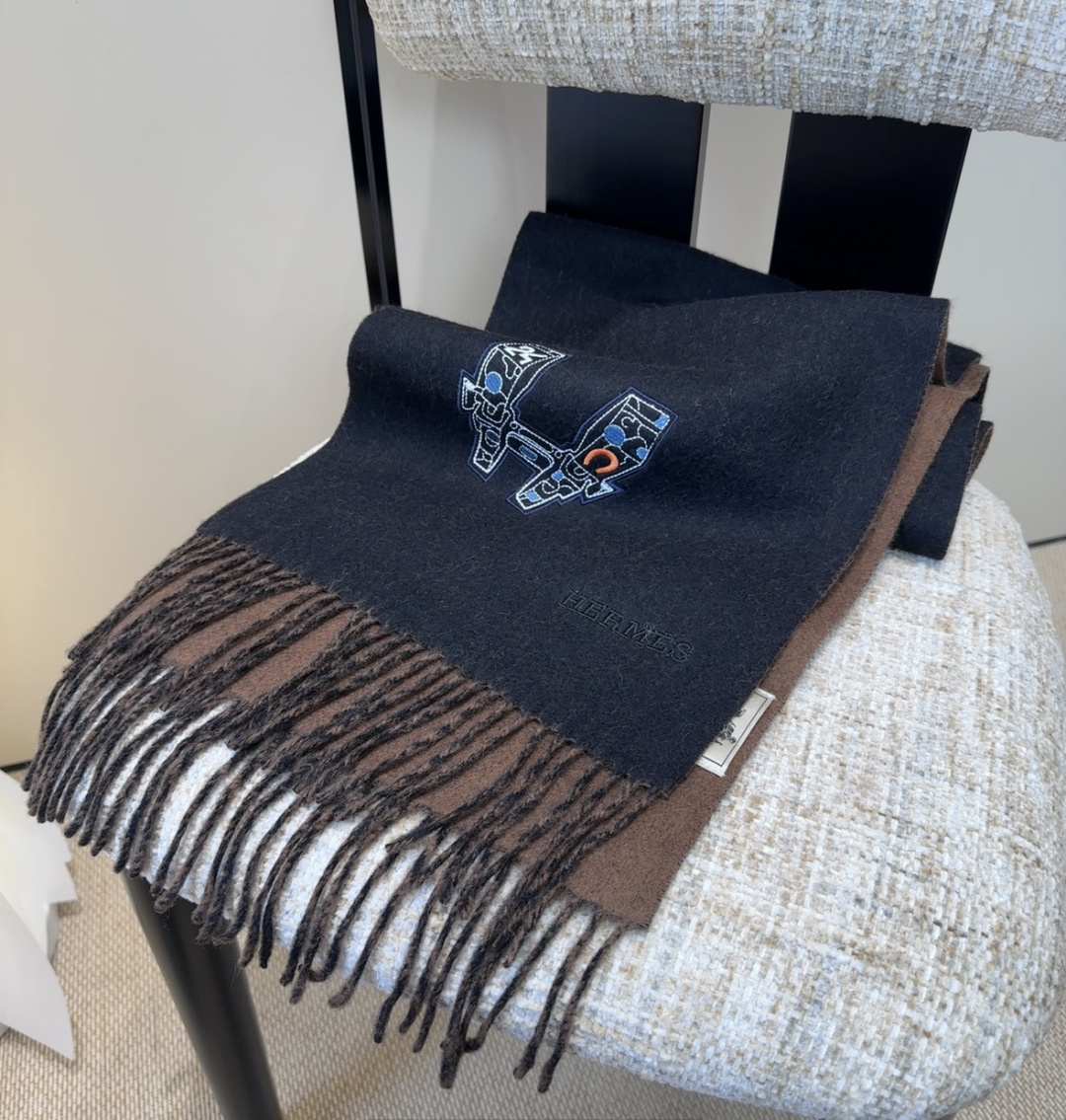 2025爱马仕官网同步，难得一见的温柔配色，低调又不失优雅❗️】重点推荐❗️双边配色，一条围巾两种风格搭