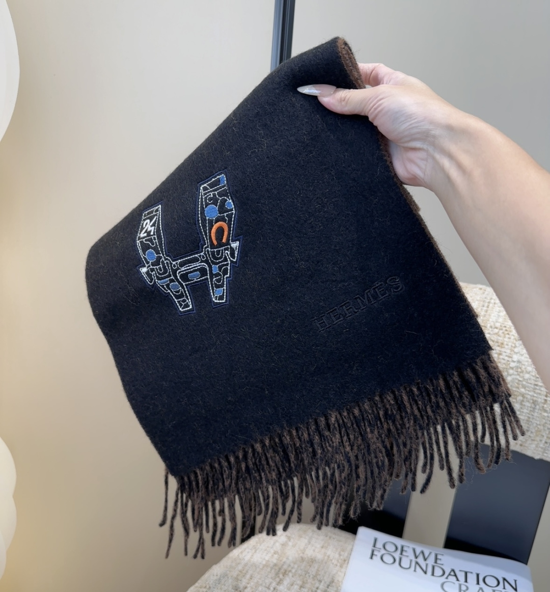 2025爱马仕官网同步，难得一见的温柔配色，低调又不失优雅❗️】重点推荐❗️双边配色，一条围巾两种风格搭