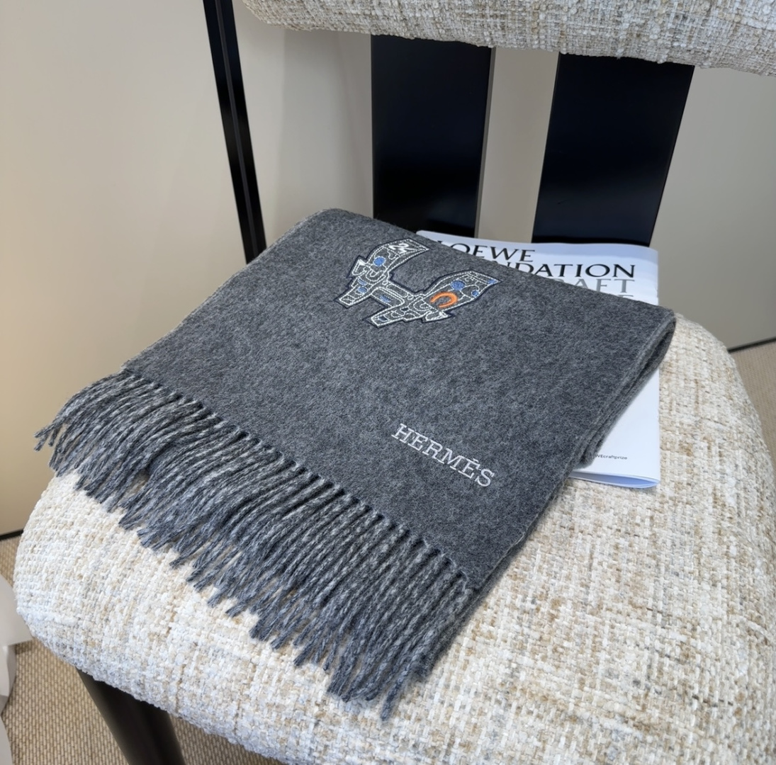 2025爱马仕官网同步，难得一见的温柔配色，低调又不失优雅❗️】重点推荐❗️双边配色，一条围巾两种风格搭