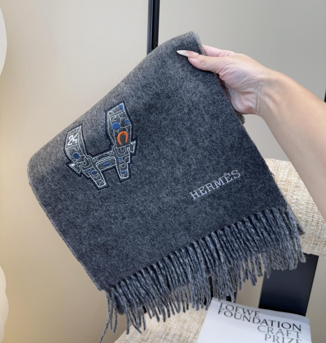 2025爱马仕官网同步，难得一见的温柔配色，低调又不失优雅❗️】重点推荐❗️双边配色，一条围巾两种风格搭