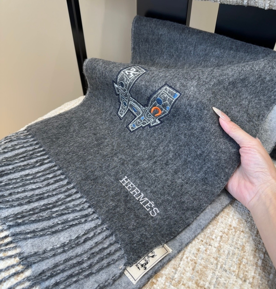 2025爱马仕官网同步，难得一见的温柔配色，低调又不失优雅❗️】重点推荐❗️双边配色，一条围巾两种风格搭