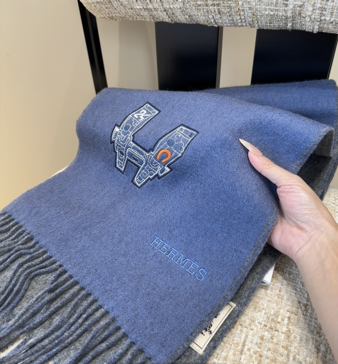 2025爱马仕官网同步，难得一见的温柔配色，低调又不失优雅❗️】重点推荐❗️双边配色，一条围巾两种风格搭