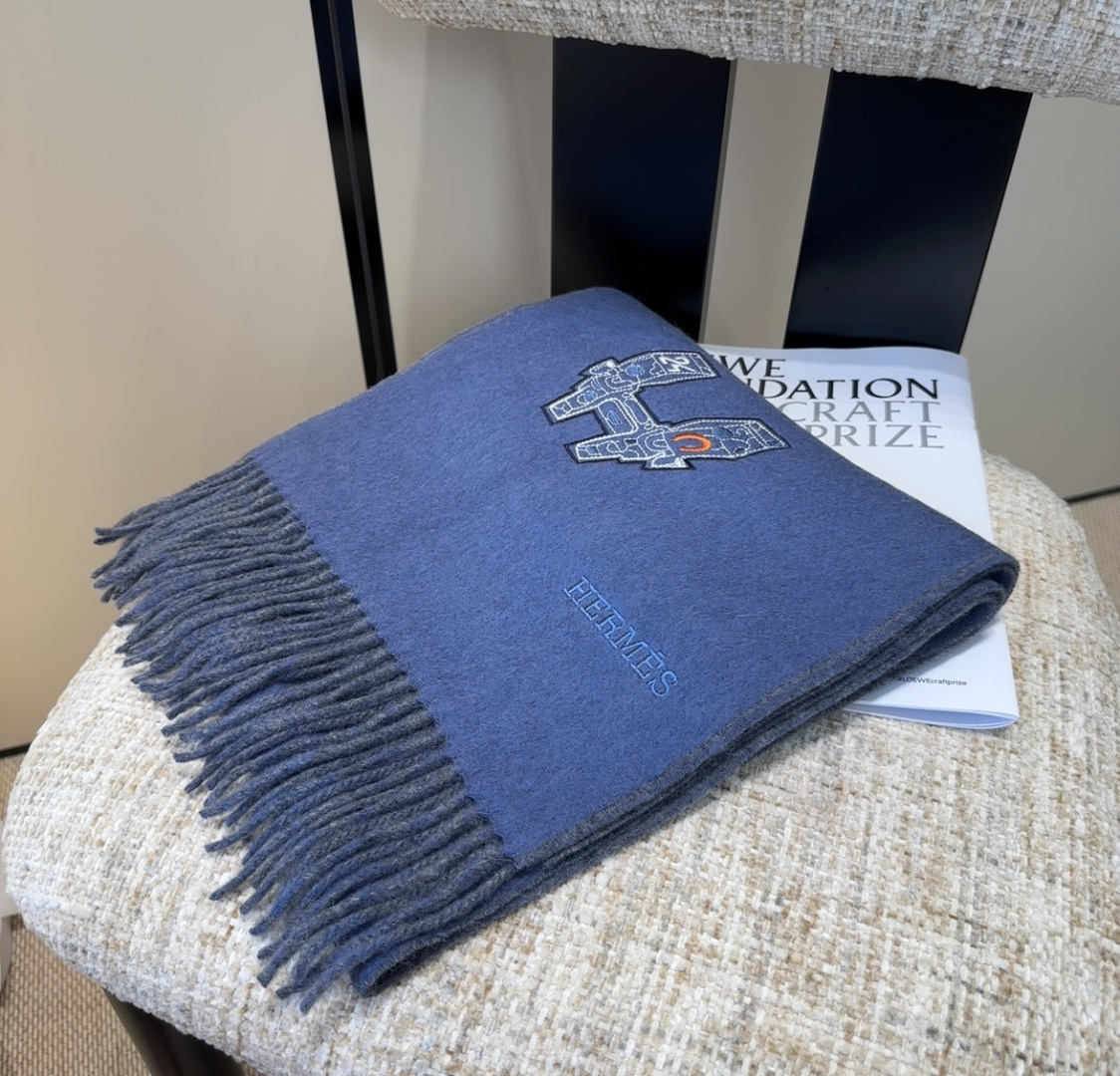 2025爱马仕官网同步，难得一见的温柔配色，低调又不失优雅❗️】重点推荐❗️双边配色，一条围巾两种风格搭