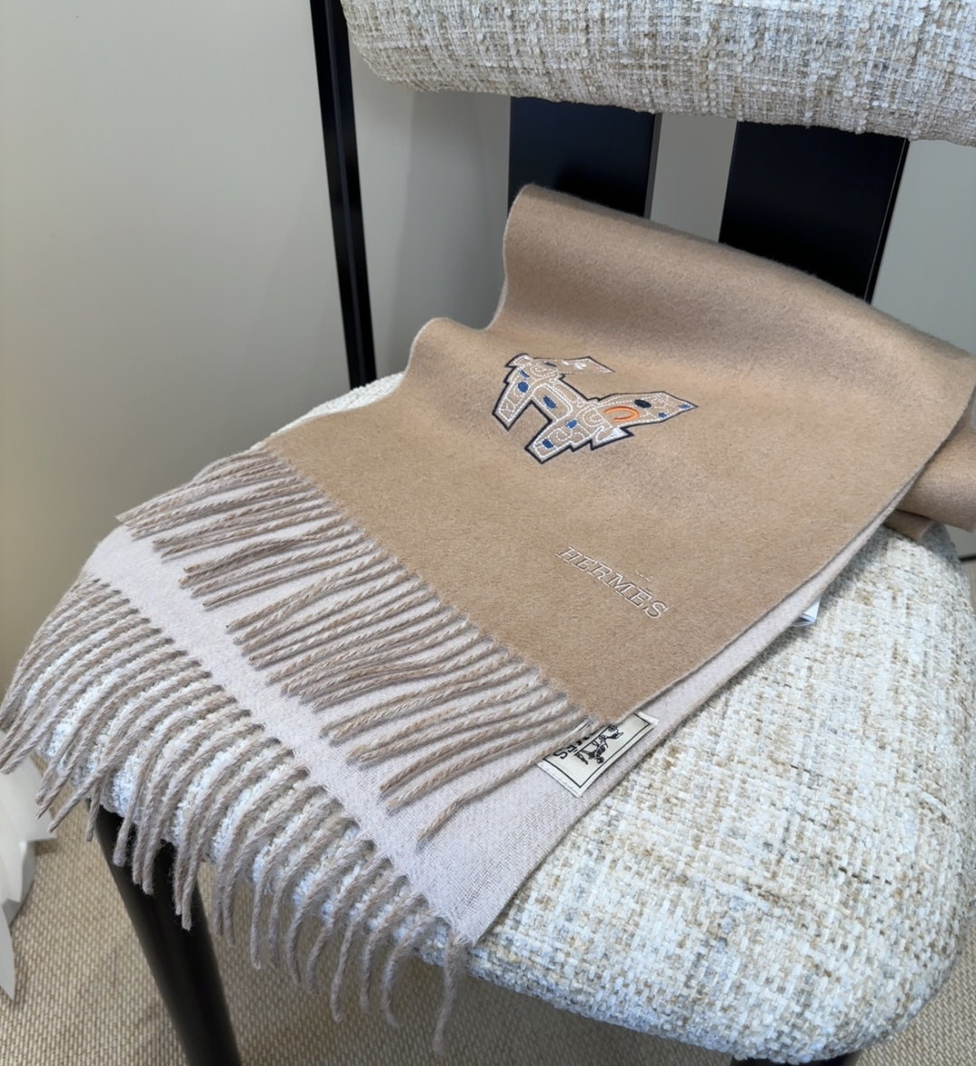 2025爱马仕官网同步，难得一见的温柔配色，低调又不失优雅❗️】重点推荐❗️双边配色，一条围巾两种风格搭