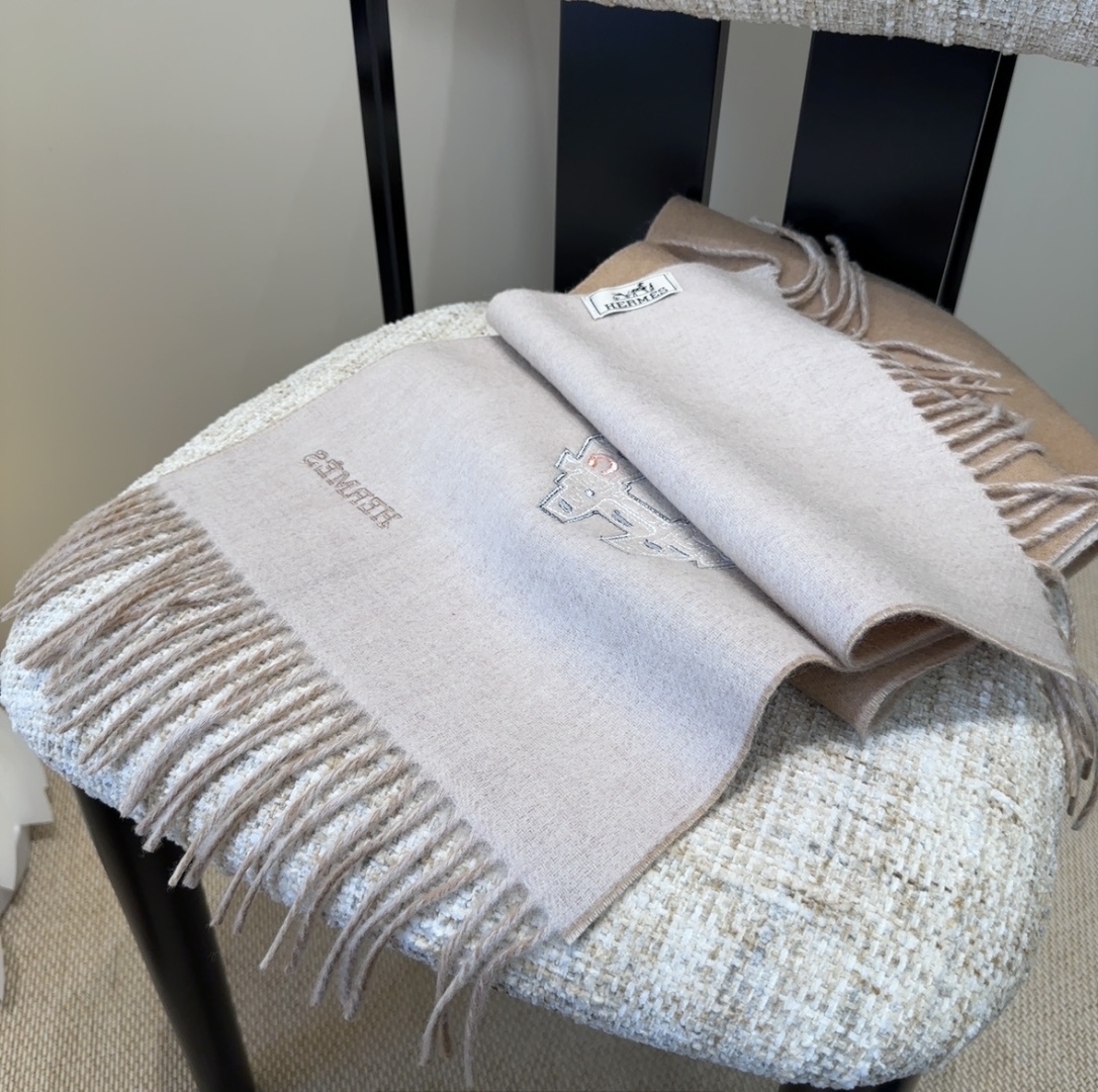 2025爱马仕官网同步，难得一见的温柔配色，低调又不失优雅❗️】重点推荐❗️双边配色，一条围巾两种风格搭