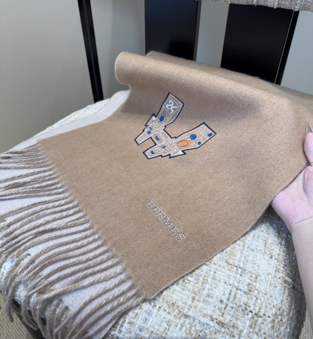 2025爱马仕官网同步，难得一见的温柔配色，低调又不失优雅❗️】重点推荐❗️双边配色，一条围巾两种风格搭