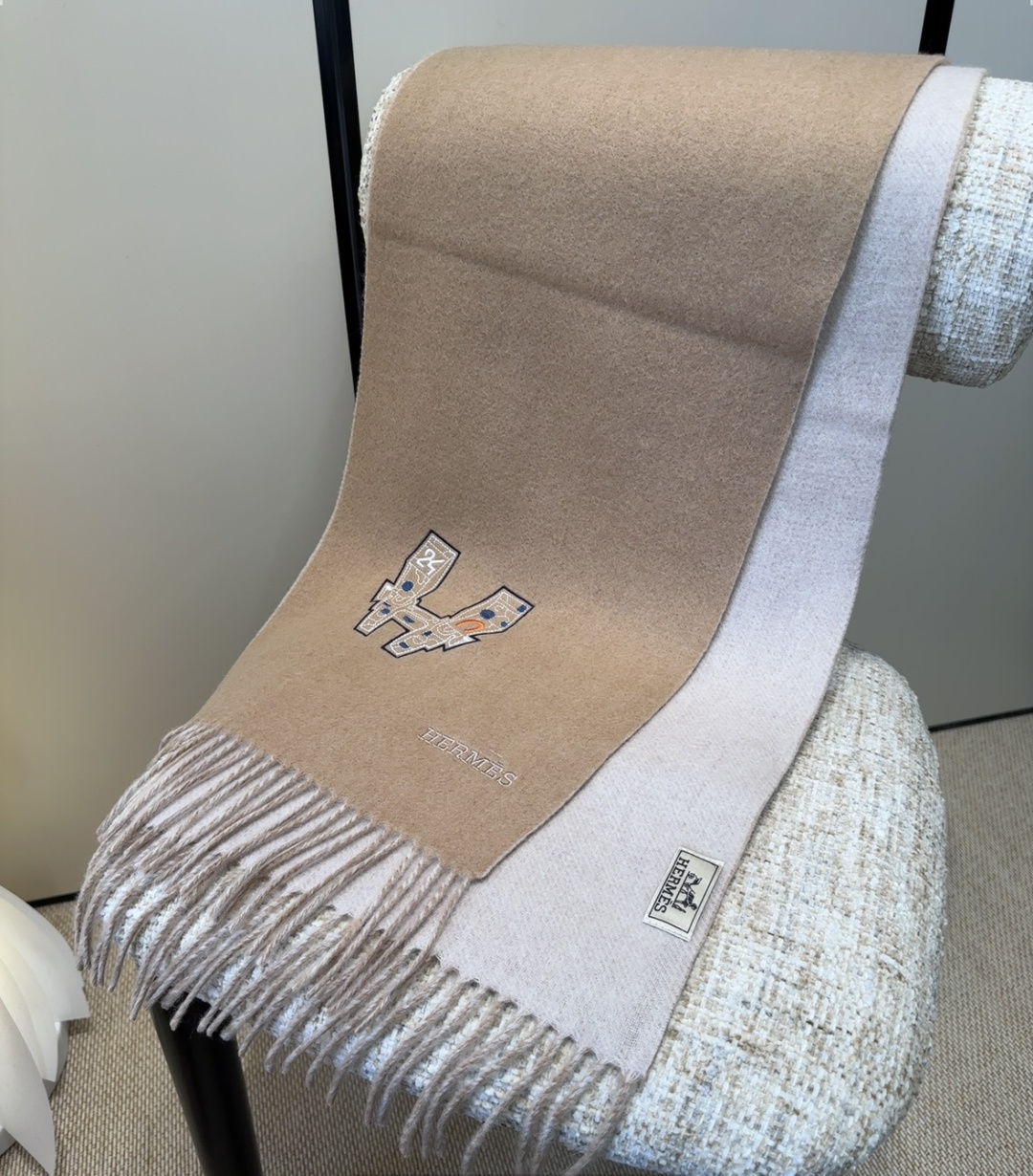 2025爱马仕官网同步，难得一见的温柔配色，低调又不失优雅❗️】重点推荐❗️双边配色，一条围巾两种风格搭