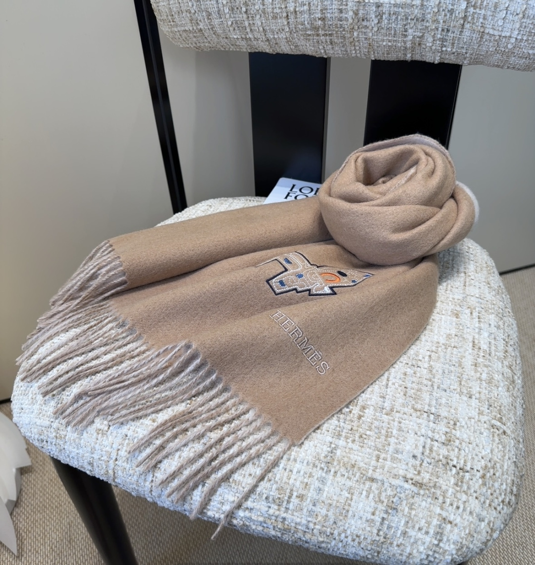 2025爱马仕官网同步，难得一见的温柔配色，低调又不失优雅❗️】重点推荐❗️双边配色，一条围巾两种风格搭