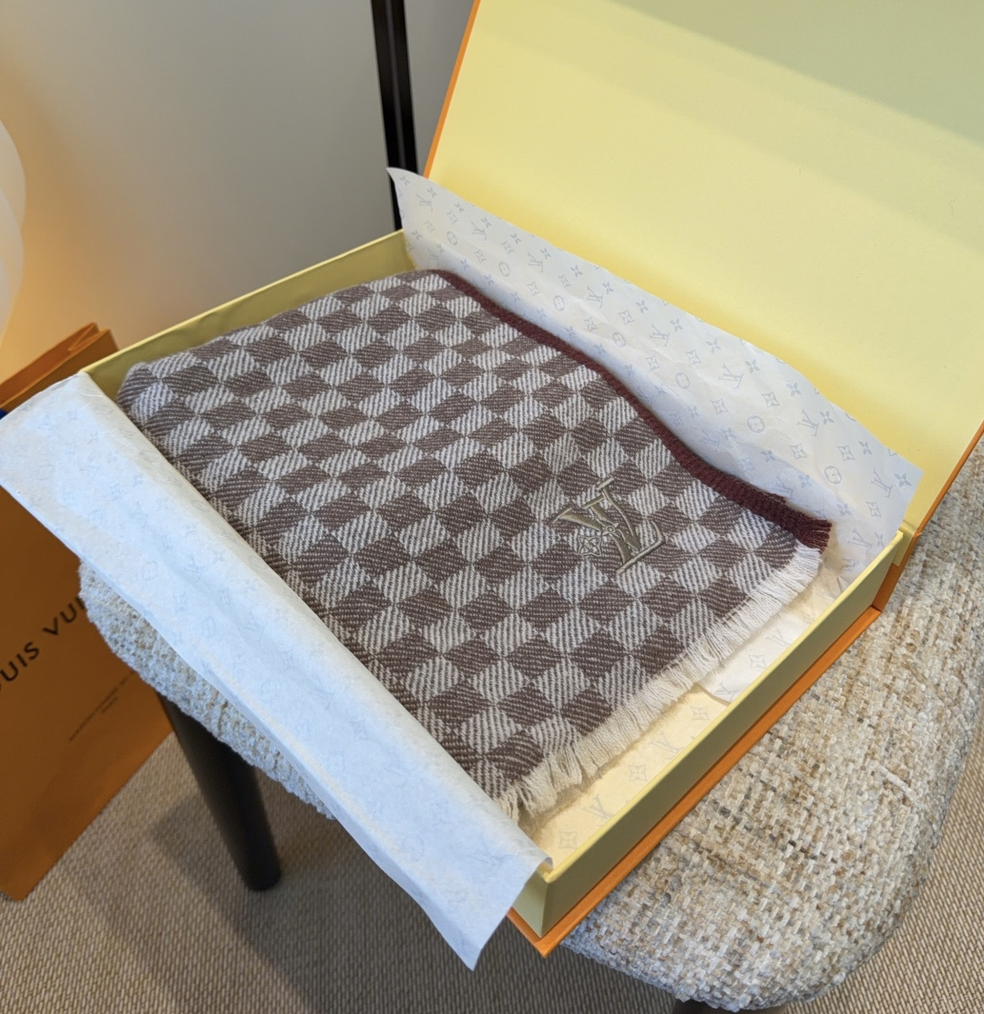 Lv围巾❗️好看的要疯掉了，太有型太有魅力了❗️❗️非常斯文时尚的秋冬单品！真的很喜欢，非常Classi