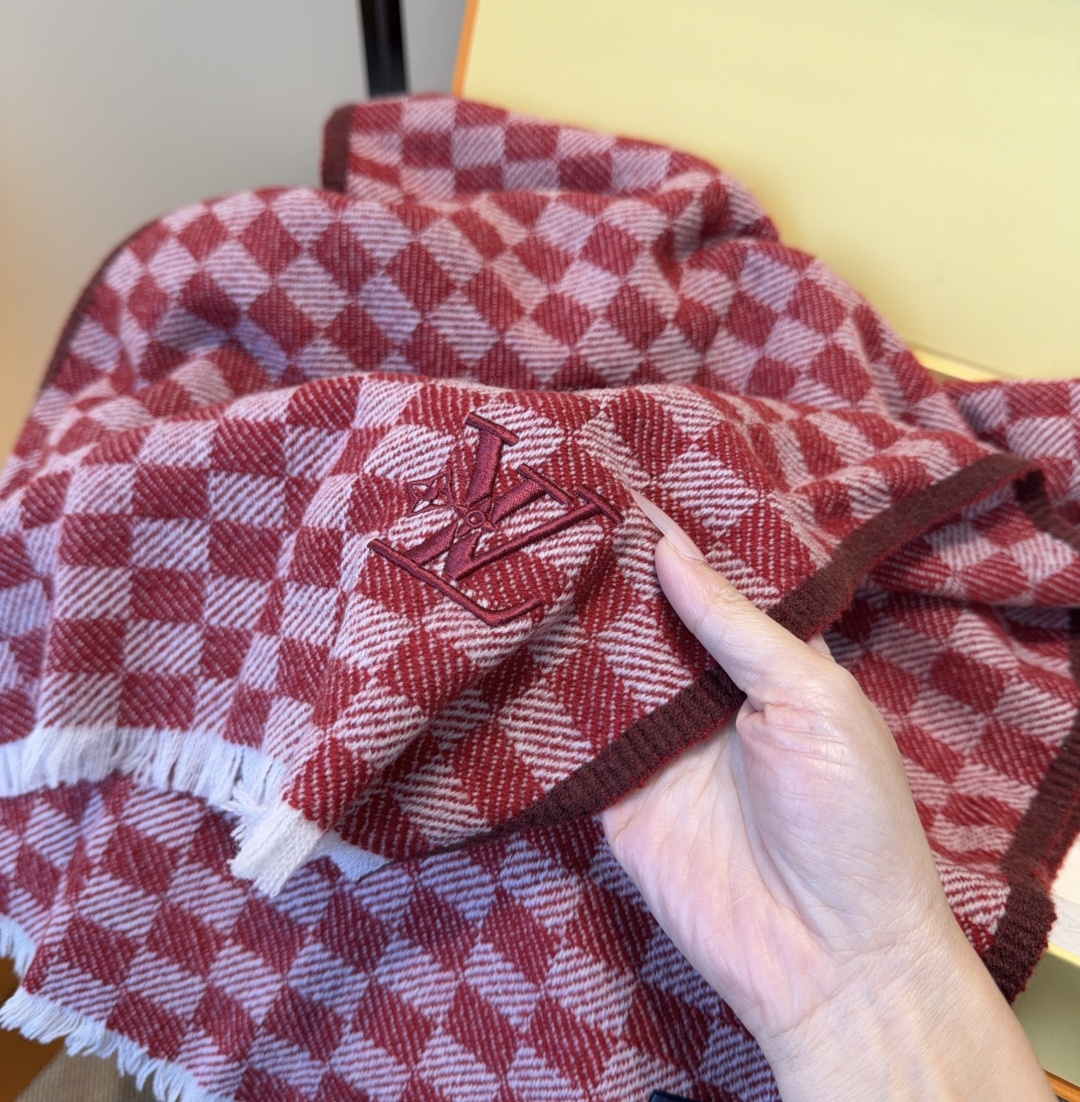 Lv围巾❗️好看的要疯掉了，太有型太有魅力了❗️❗️非常斯文时尚的秋冬单品！真的很喜欢，非常Classi