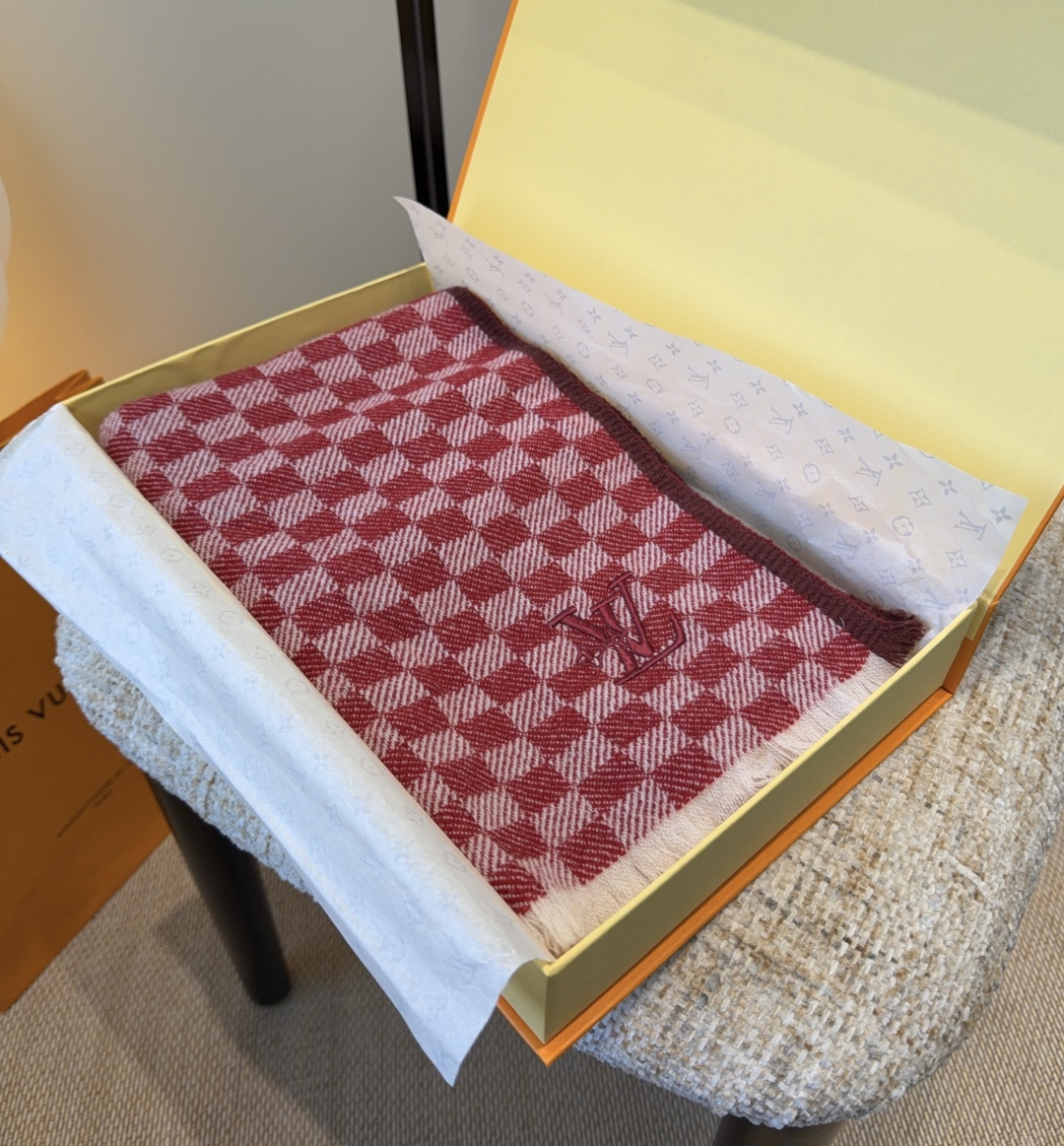 Lv围巾❗️好看的要疯掉了，太有型太有魅力了❗️❗️非常斯文时尚的秋冬单品！真的很喜欢，非常Classi