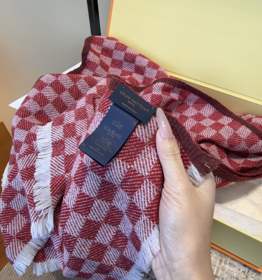 Lv围巾❗️好看的要疯掉了，太有型太有魅力了❗️❗️非常斯文时尚的秋冬单品！真的很喜欢，非常Classi
