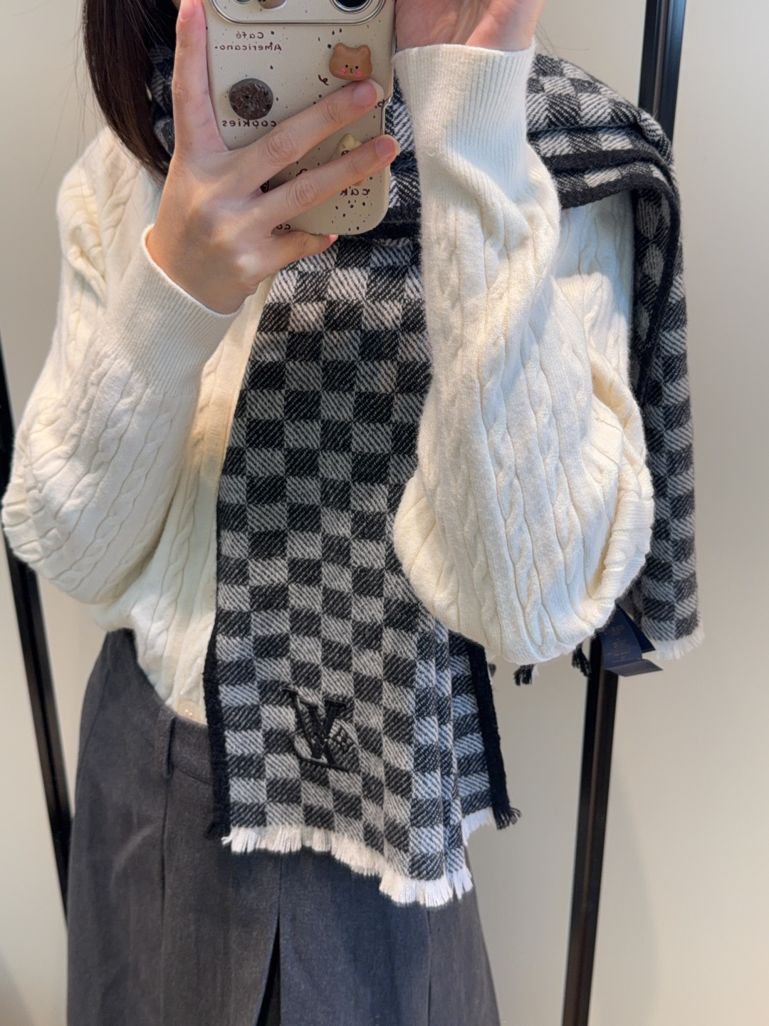 NO:642331,The green scarf is crazy beautiful, so stylish and charming, a very elegant and fashionable autumn and winter item!  I really like it, it’s a very classic men’s design. The men’s items are small but refined, and the feel is really amazing. The effect on the upper body is really good, no matter how you wear it, it looks good!  !  This style is really worth buying with your eyes closed, and it can be easily worn by any age group!  !  !  40*180cm high version scarf, high version scarf, louis vuitton19860909Lv围巾好看的要疯掉了,太有型太有魅力了非常斯文时尚的秋冬单品！真的很喜欢,非常Classical的男款设计.男人的东西少而精手感真的绝了上身效果真的随便怎么围都好看！！这种款式真的闭着眼买,任何年龄层都轻松驾驭！！！40*180cm高版本围巾,高版本围巾,louis vuitton,scarf