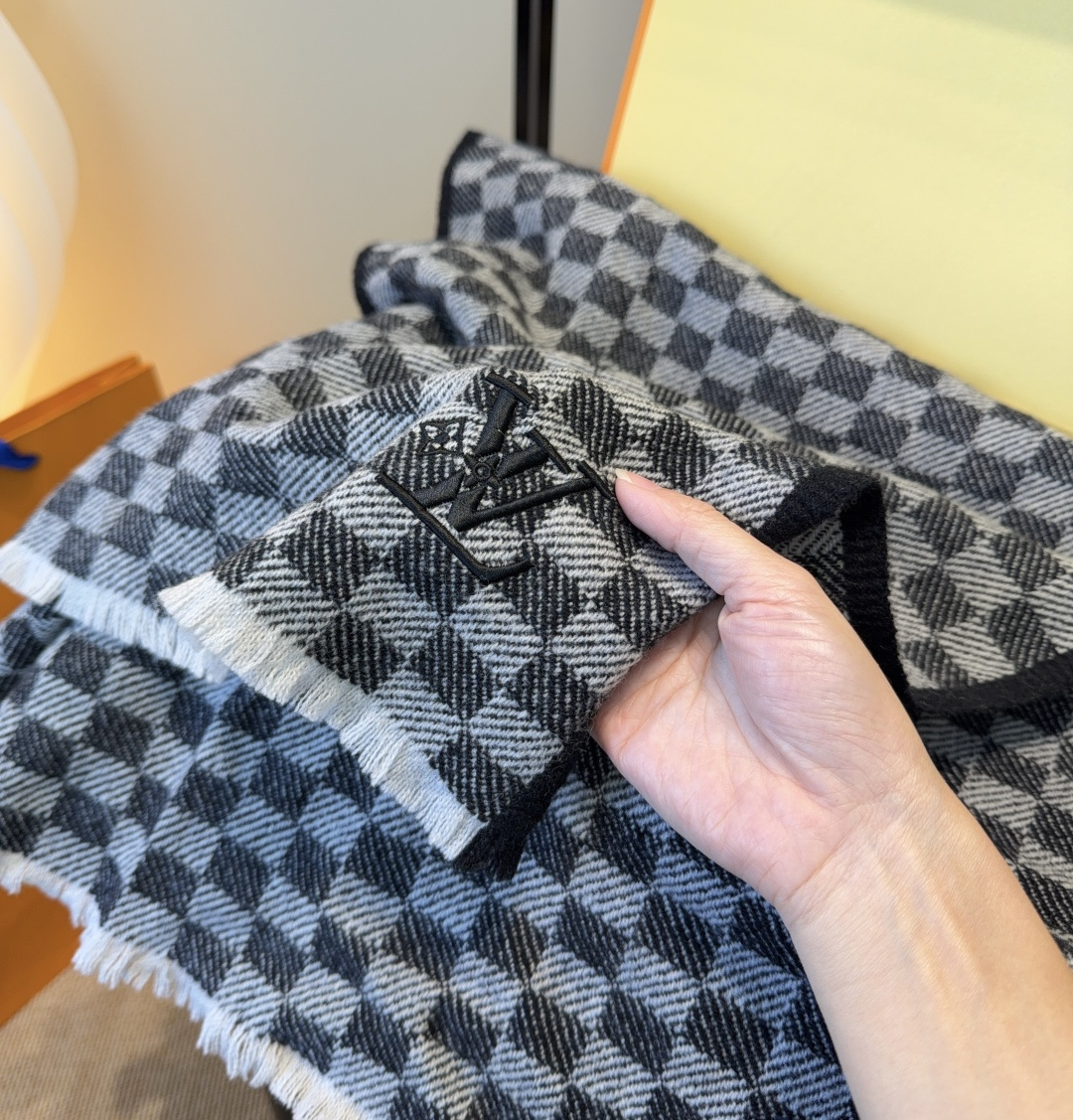 Lv围巾❗️好看的要疯掉了，太有型太有魅力了❗️❗️非常斯文时尚的秋冬单品！真的很喜欢，非常Classi