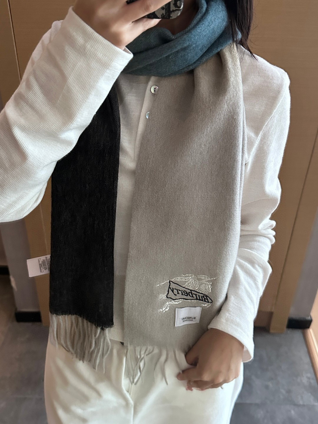 NO:642337,【Family benefits are coming!  !  Burberry's high-end heavyweight men's scarf!  】An angry recommendation, excited~!  !  Be sure to get started quickly, synchronized counters, the most high-end men's models ~ difficult to craft, super soft and waxy gradient effect scarf!  Our price is really unbeatable!  Price feedback from my mother ~ I love the fabric, the velvet feel is really super comfortable in my hand!  Very soft, the upper body effect is unparalleled and beautiful. Medium thickness, very close to the neck~ Size specification 30*185cm high version scarf, high version scarf, burberry19860909【家属福利来了！！巴宝莉高端重磅男士围巾！】怒赞推荐,激动~！！下手绝对要快,同步专柜,最高端的男士款~工艺难度大,超级无敌软糯 渐变效果围巾！我们这个价格真的无敌超值！亲妈价格回馈~面料大爱,握在手里绒感真的超级无敌舒服！非常柔软,上身效果无敌好看 中等厚度,非常亲脖子的一款~ 尺寸规格30*185cm高版本围巾,高版本围巾,burberry,scarf