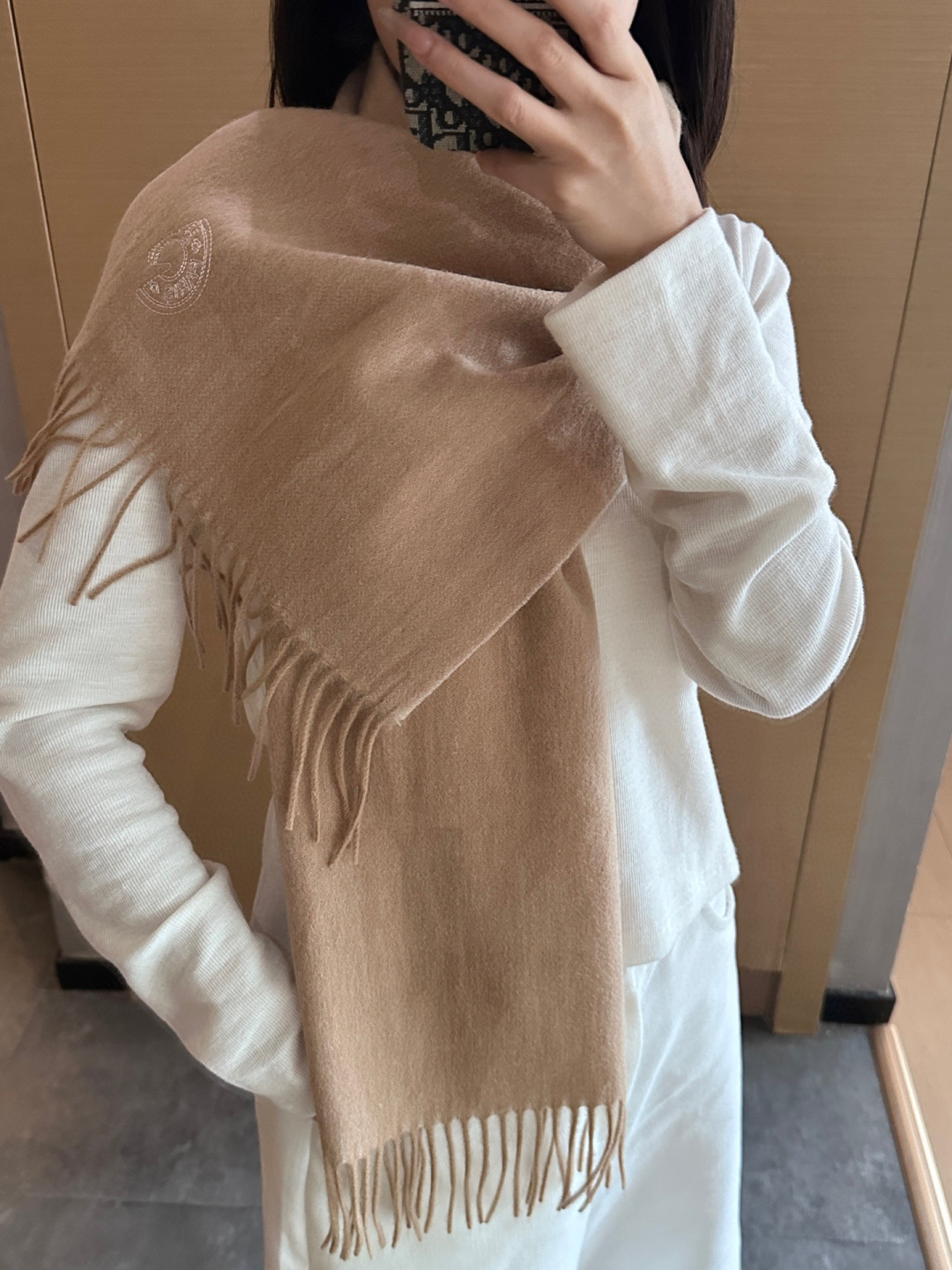 NO:642344,Hermes 2025 ·  Hermès, a rare gentle color matching, low-key yet elegant] Highly recommend the bilateral color matching, a scarf with two styles, high-end, comfortable and fashionable temperament, full of big-name style, Super Amway Big H, this soft scarf that touches the heart, extremely simple color with low-key H embroidered logo, the finishing touch without losing the beauty, the pursuit of successful people, the color is absolute, a bit unique fairy spirit, the absolute choice for couples, the color is elegant, not enchanting Specifications 35x  190cm high version scarf, high version scarf, hermes, hermes198609092025年Hermes · 爱马仕,难得一见的温柔配色,低调又不失优雅】重点推荐双边配色,一条围巾两种风格搭配,高级舒适时髦气质,大牌范十足,超级安利大H这款触动内心的柔美围巾,极其简单的颜色搭配低调的H刺绣logo,点睛之笔确又不失美感,成功人士的追求,色彩绝对,有点独有的仙气,绝对的情侣款不二之选,颜色淡雅,不妖娆规格35x 190cm高版本围巾,高版本围巾,hermes,hermes,scarf