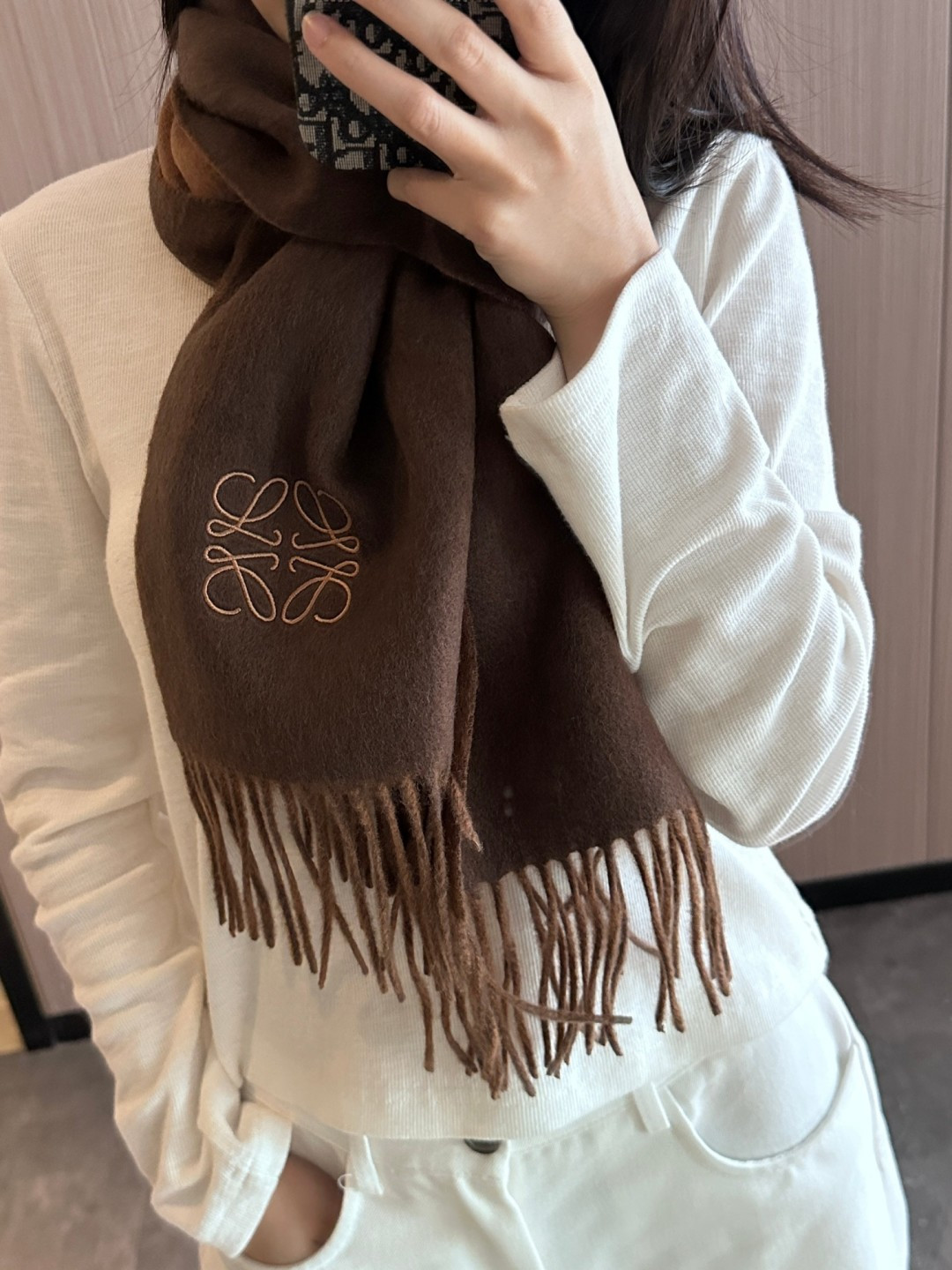 NO:642352,【Loewe ·  Loewe's rare and gentle color matching, low-key yet elegant] Highly recommend the double-sided color matching, a scarf with two styles, high-end, comfortable and fashionable temperament, a niche name, but full of big-name style, super Amway loewe this soft color that touches the heart  Beautiful scarf, extremely simple color with eye-catching color-changing logo, the finishing touch without losing the beauty, the pursuit of successful people, the color is absolute, a bit unique and fairy-like, the absolute choice for couples, the color is elegant, not enchanting, specifications 30x  180cm high version scarf, high version scarf, loewe, loewe19860909【Loewe · 罗意威难得一见的温柔配色,低调又不失优雅】重点推荐双面配色,一条围巾两种风格搭配,高级舒适时髦气质,名小众,却大牌范十足,超级安利loewe这款触动内心的柔美围巾,极其简单的颜色搭配抢眼的变色logo,点睛之笔确又不失美感,成功人士的追求,色彩绝对,有点独有的仙气,绝对的情侣款不二之选,颜色淡雅,不妖娆规格30x 180cm高版本围巾,高版本围巾,loewe,loewe,scarf