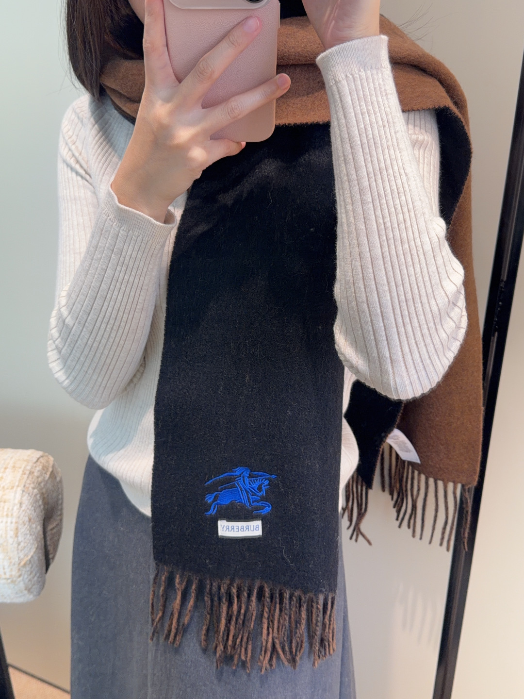 NO:642356,【Family benefits are coming!  !  Burberry's high-end heavyweight men's scarf!  】An angry recommendation, excited~!  !  Be sure to get started quickly, synchronized counters, the most high-end men's models ~ difficult to craft, super soft and waxy gradient effect scarf!  Our price is really unbeatable!  Price feedback from my mother ~ I love the fabric, the velvet feel is really super comfortable in my hand!  Very soft, the upper body effect is unparalleled and beautiful. Medium thickness, very close to the neck~ Size specification 30*185cm high version scarf, high version scarf, burberry19860909【家属福利来了！！巴宝莉高端重磅男士围巾！】怒赞推荐,激动~！！下手绝对要快,同步专柜,最高端的男士款~工艺难度大,超级无敌软糯 渐变效果围巾！我们这个价格真的无敌超值！亲妈价格回馈~面料大爱,握在手里绒感真的超级无敌舒服！非常柔软,上身效果无敌好看 中等厚度,非常亲脖子的一款~ 尺寸规格30*185cm高版本围巾,高版本围巾,burberry,scarf