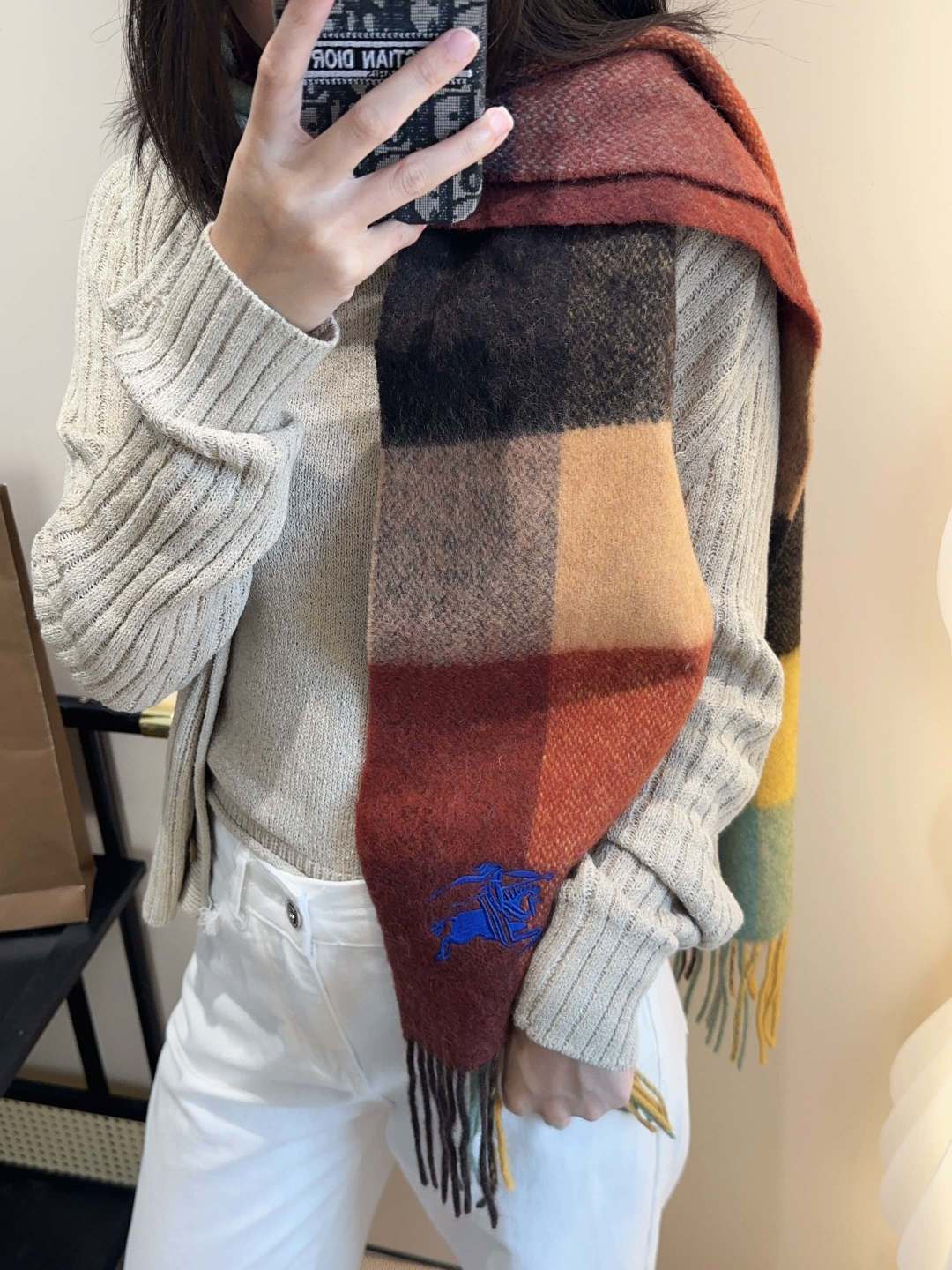 NO:642349,Burberry couple style is so beautiful that it screams the latest British and European style. It is a large scarf & long scarf that is both fashionable and practical. The contrasting colors are very coordinated. The scarf feels soft, fashionable and warm to wear, and stylish. For plaid lovers, don’t miss it. The size is 30*164+8*2. Dear friends, hurry up and grab the higher version scarf, higher version scarf, burberry19860909巴宝莉情侣款 美到要尖叫最新款英伦欧美范儿 又是一款即时尚又实用的大围巾&长巾,撞色的颜色搭配很协调,围巾手感柔软,戴起来时尚暖和,大气有范儿,格子控们,不要错过哦,尺寸30*164+8*2,亲们速度开抢高版本围巾,高版本围巾,burberry,scarf