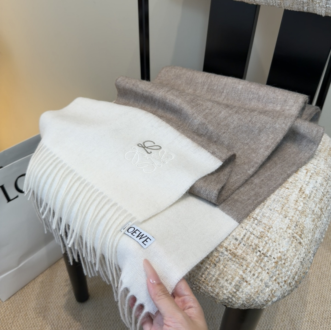 【▪Loewe · 罗意威难得一见的温柔配色，低调又不失优雅❗】重点推荐❗双面配色，一条围巾两种风格搭配