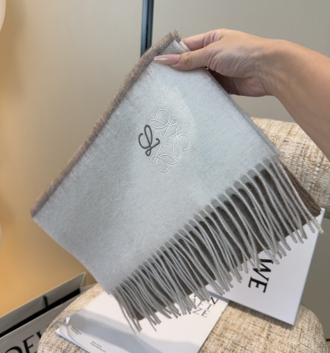 【▪Loewe · 罗意威难得一见的温柔配色，低调又不失优雅❗】重点推荐❗双面配色，一条围巾两种风格搭配