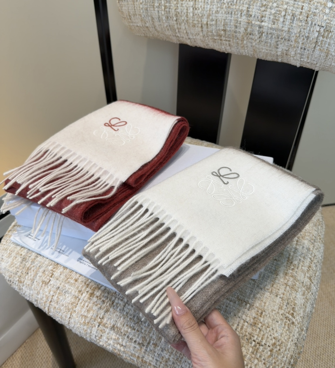 【▪Loewe · 罗意威难得一见的温柔配色，低调又不失优雅❗】重点推荐❗双面配色，一条围巾两种风格搭配