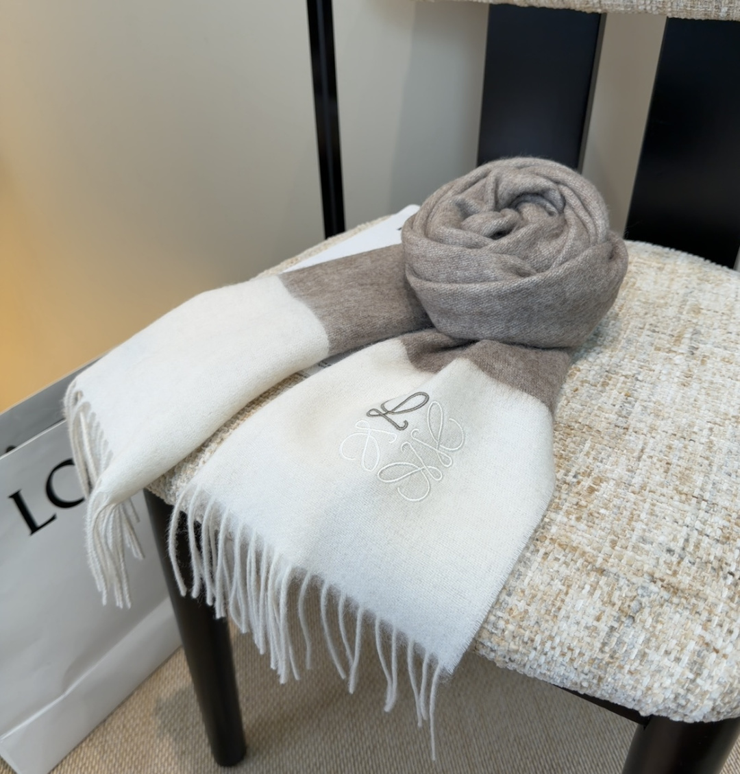 【▪Loewe · 罗意威难得一见的温柔配色，低调又不失优雅❗】重点推荐❗双面配色，一条围巾两种风格搭配