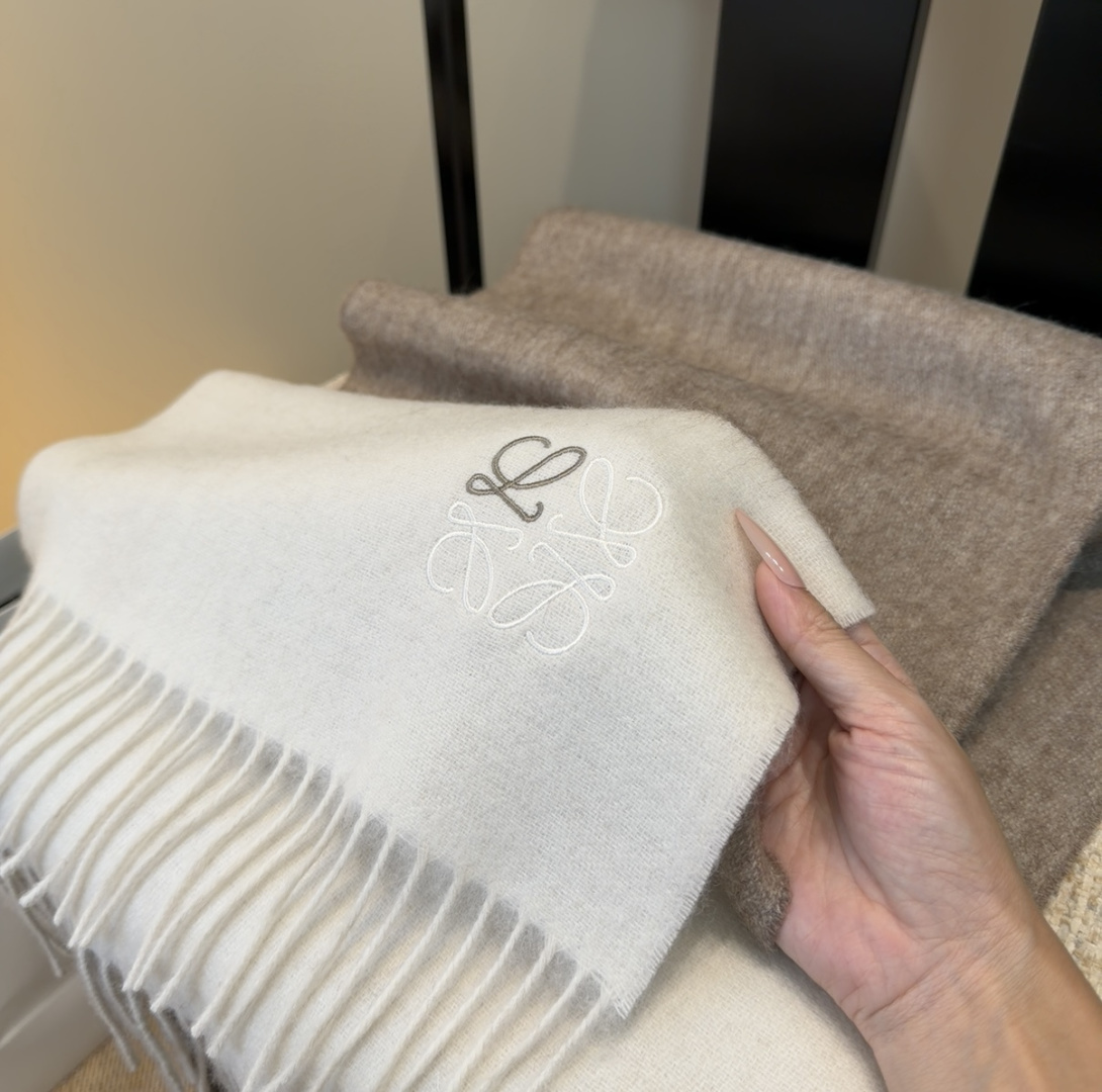 【▪Loewe · 罗意威难得一见的温柔配色，低调又不失优雅❗】重点推荐❗双面配色，一条围巾两种风格搭配