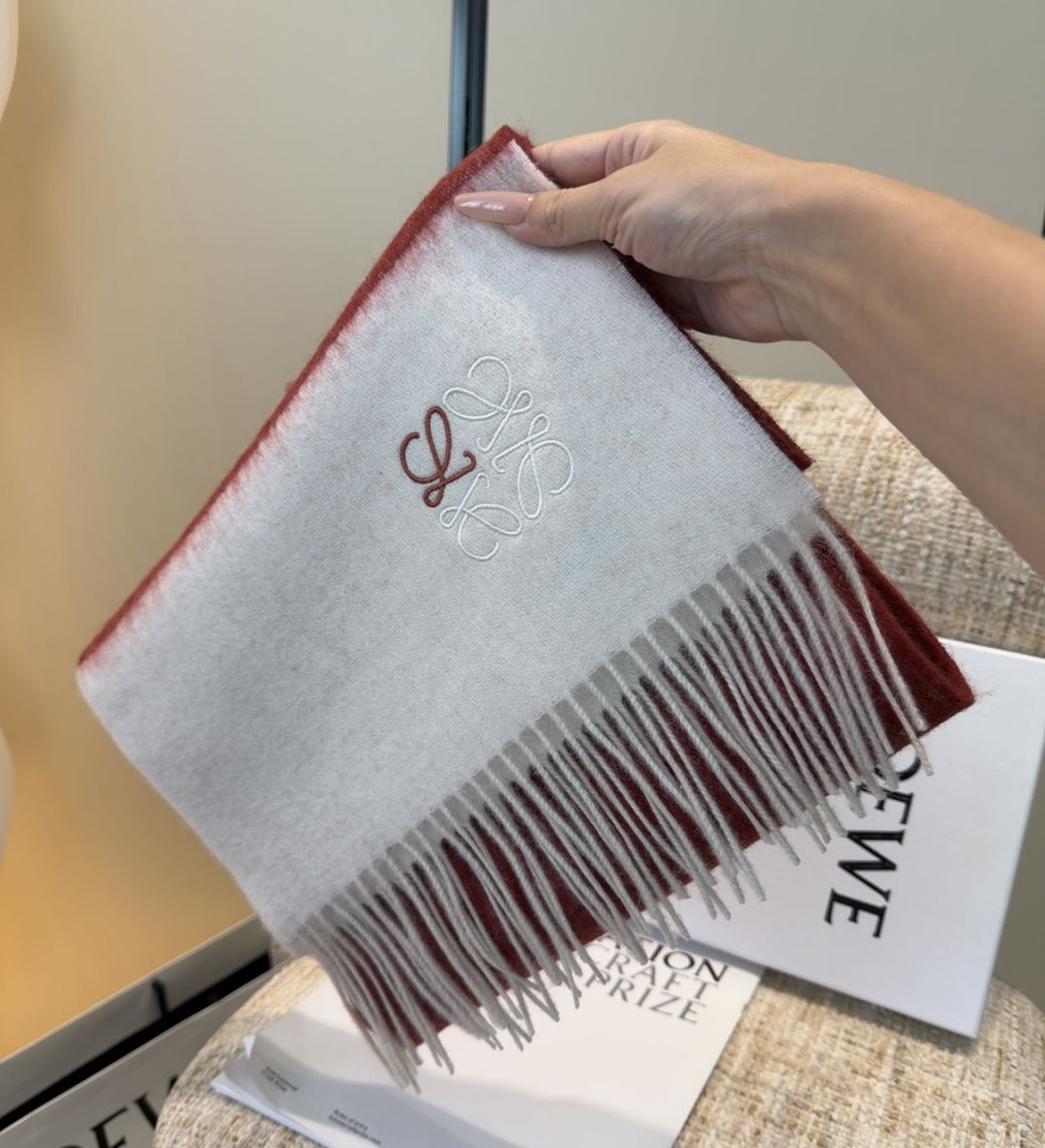 【▪Loewe · 罗意威难得一见的温柔配色，低调又不失优雅❗】重点推荐❗双面配色，一条围巾两种风格搭配