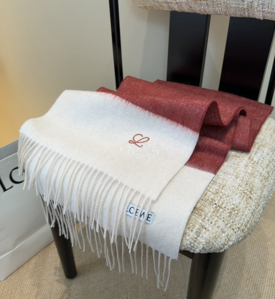 【▪Loewe · 罗意威难得一见的温柔配色，低调又不失优雅❗】重点推荐❗双面配色，一条围巾两种风格搭配