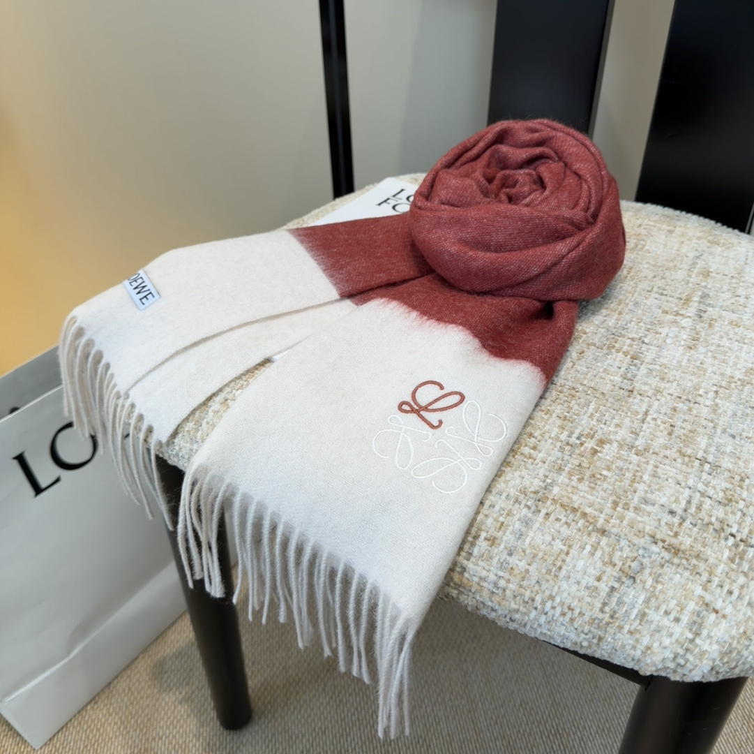 【▪Loewe · 罗意威难得一见的温柔配色，低调又不失优雅❗】重点推荐❗双面配色，一条围巾两种风格搭配